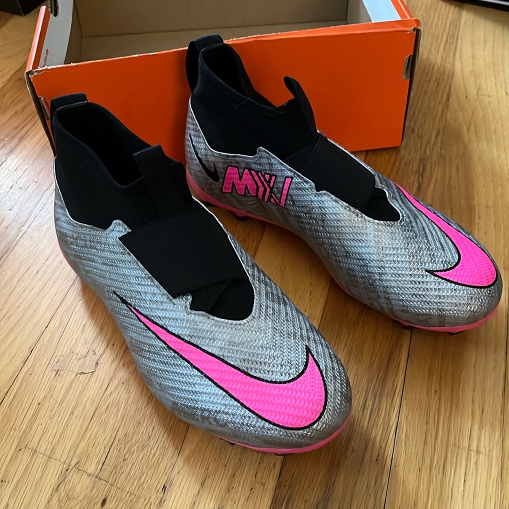 NEW NIKE soccer cleats